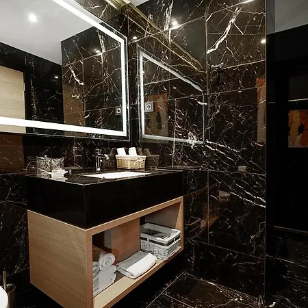 Maccani Black Luxury 4*